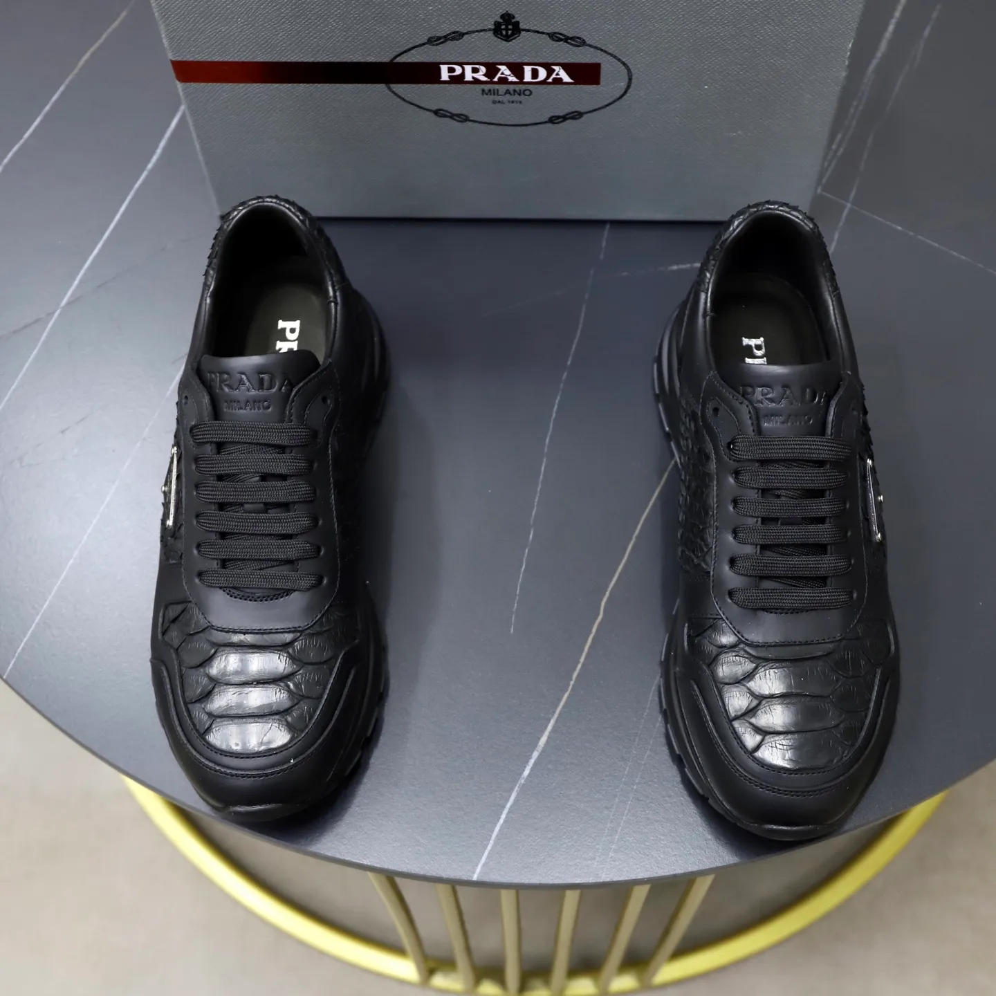Factory price: 600💰Cow leather lining Brand: PRADA (Prada) Standard code: Men's size 38/44 (45 can be customized) Grade: Same as the official website Material: Original cowhide splicing imported cowhide lining Original combination two-color wear-resistant soft outsole Style category: Leisure and sports version Young fashion European and American trend British style Color: Real picture color